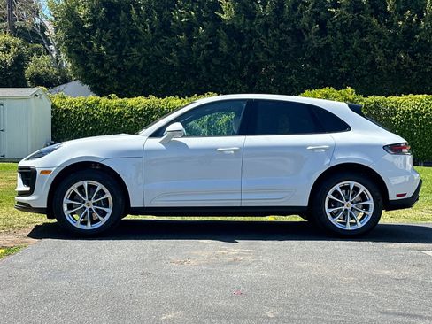 Certified 2025 Porsche Macan AWD/4WD image 2