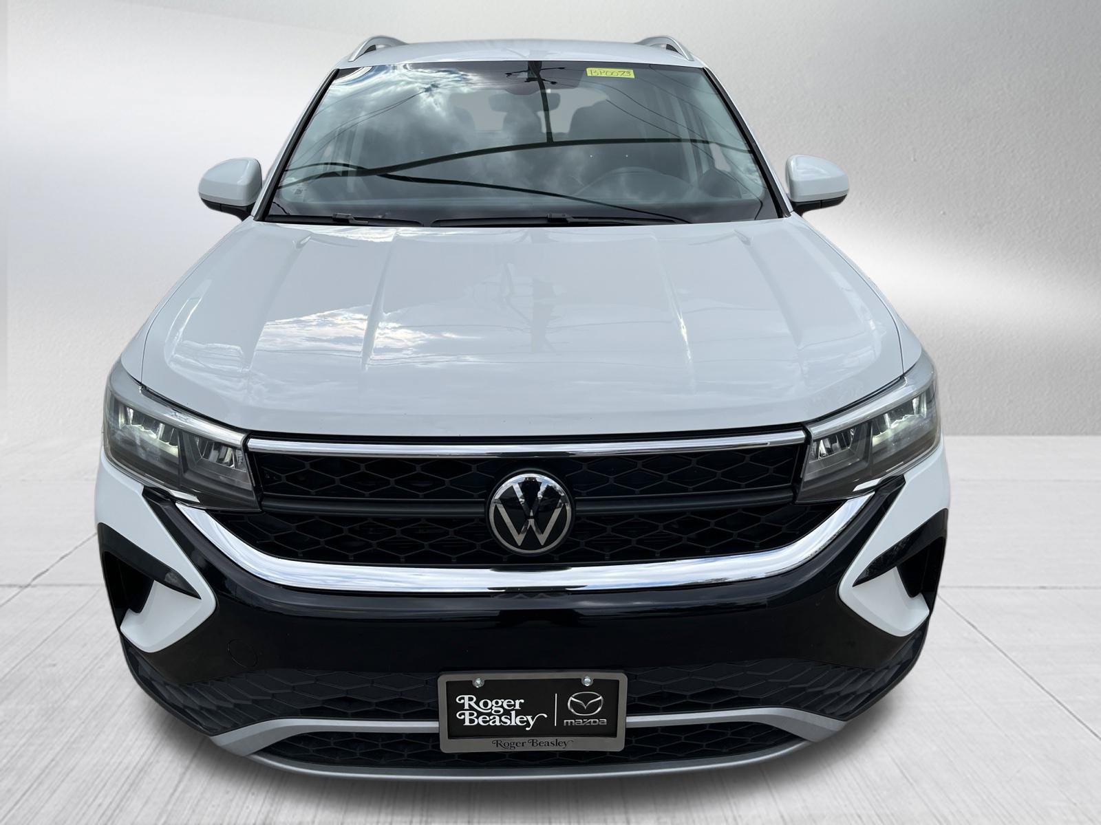 Used 2024 Volkswagen Taos SE FWD image 2