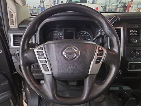 Used 2018 Nissan Titan S image 15