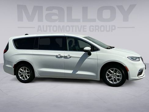 Used 2023 Chrysler Pacifica Touring-L image 6