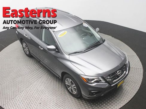 Used 2020 Nissan Pathfinder S image 3