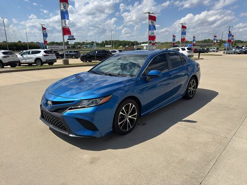Used 2018 Toyota Camry SE FWD image 1