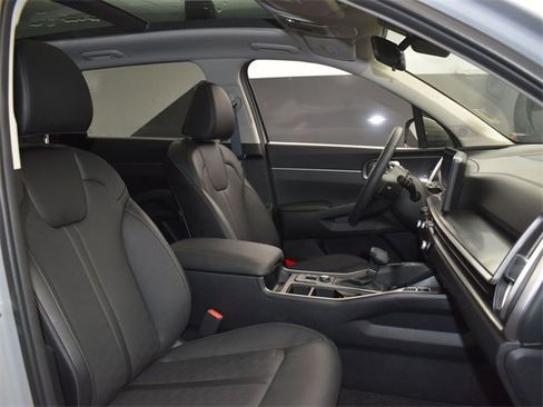 Certified 2025 Kia Sorento S w/ Panoramic Sunroof Package image 13