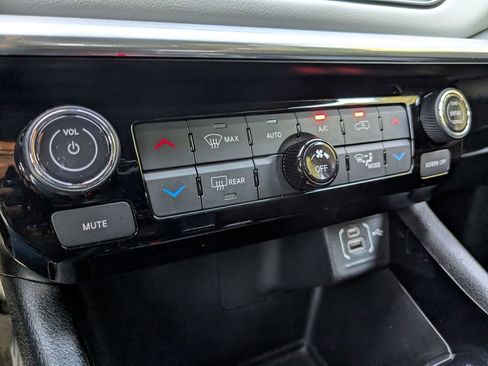 Used 2023 Jeep Compass Limited image 21