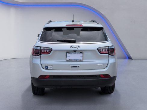 Used 2025 Jeep Compass Latitude AWD/4WD image 8