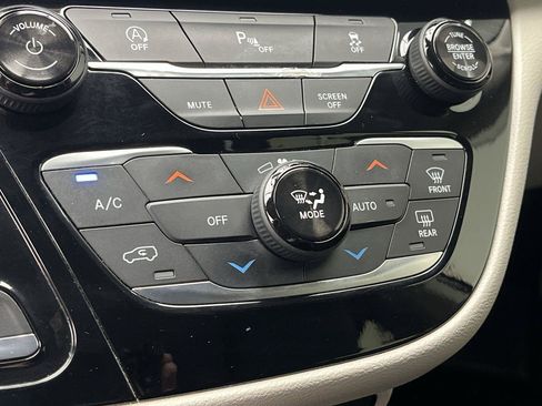 Used 2019 Chrysler Pacifica Touring-L FWD image 21