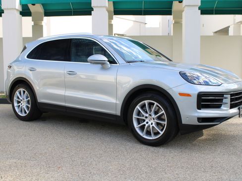 Certified 2025 Porsche Cayenne image 9