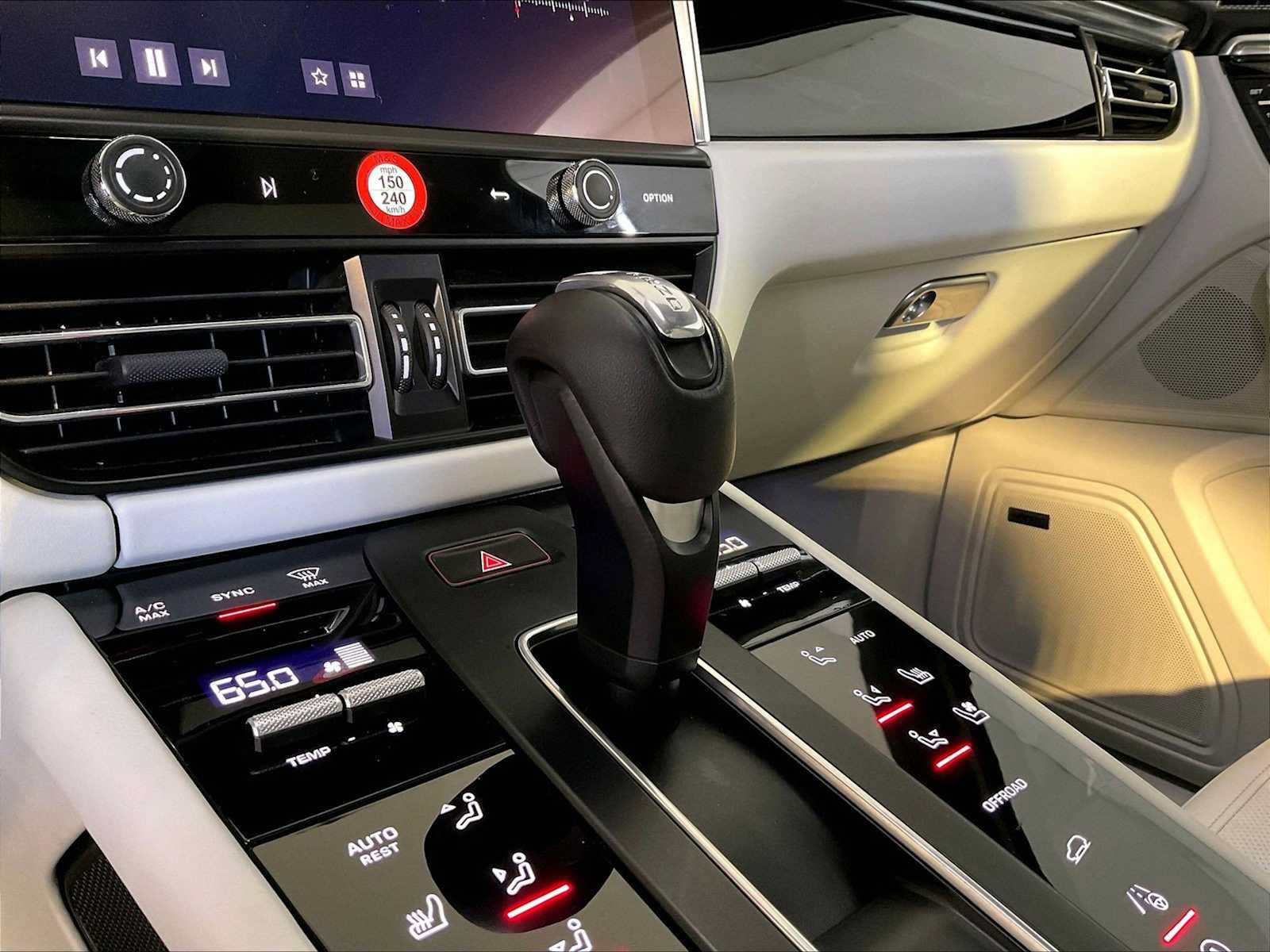 Certified 2024 Porsche Macan AWD/4WD image 17