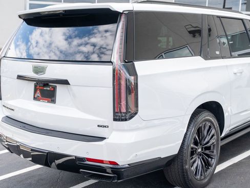 Used 2025 Cadillac Escalade ESV Sport Platinum w/ LPO, ONYX Package RWD image 11