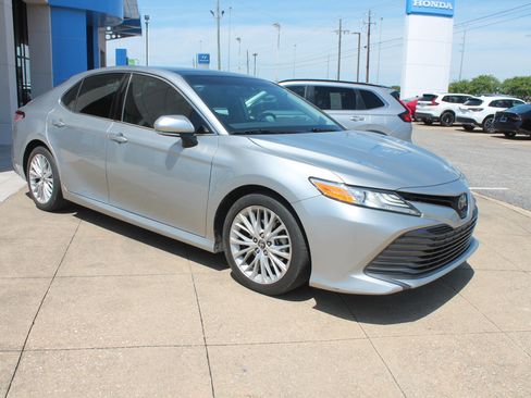 Used 2019 Toyota Camry XLE FWD image 1