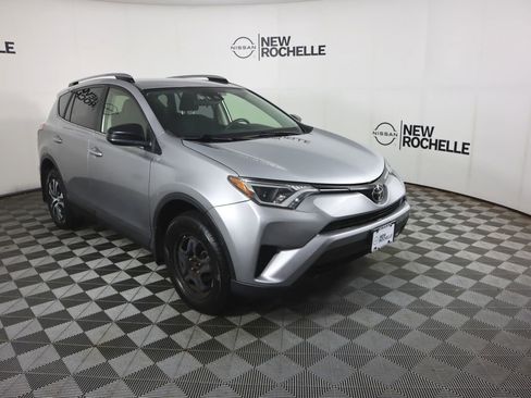 Used 2018 Toyota RAV4 LE AWD/4WD image 3