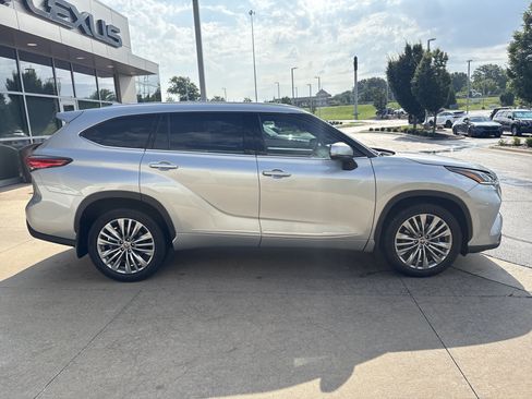Used 2021 Toyota Highlander Platinum AWD/4WD image 11