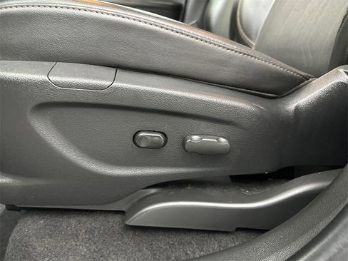 Used 2022 Chevrolet Trax LT w/ LT Convenience Package image 10