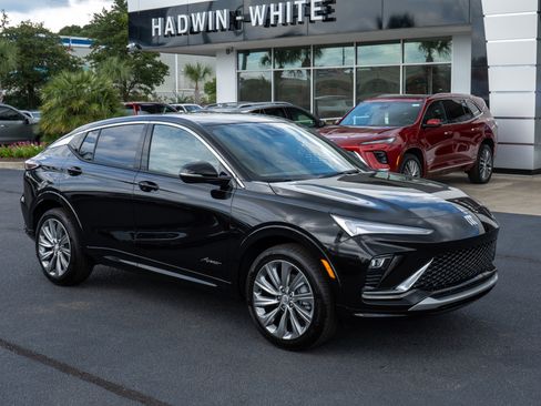 New 2025 Buick Envista Avenir image 1