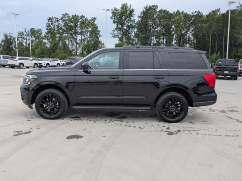 Used 2024 Ford Expedition XLT AWD/4WD image 2