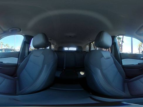 Used 2025 Chevrolet Trax LT w/ LT Convenience Package FWD image 41