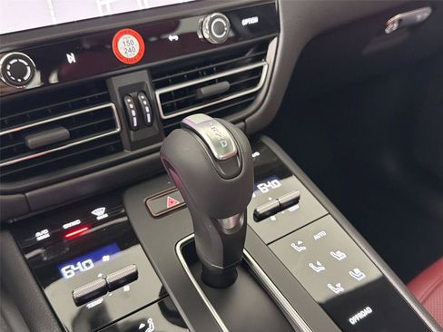 Certified 2026 Porsche Macan AWD/4WD image 34