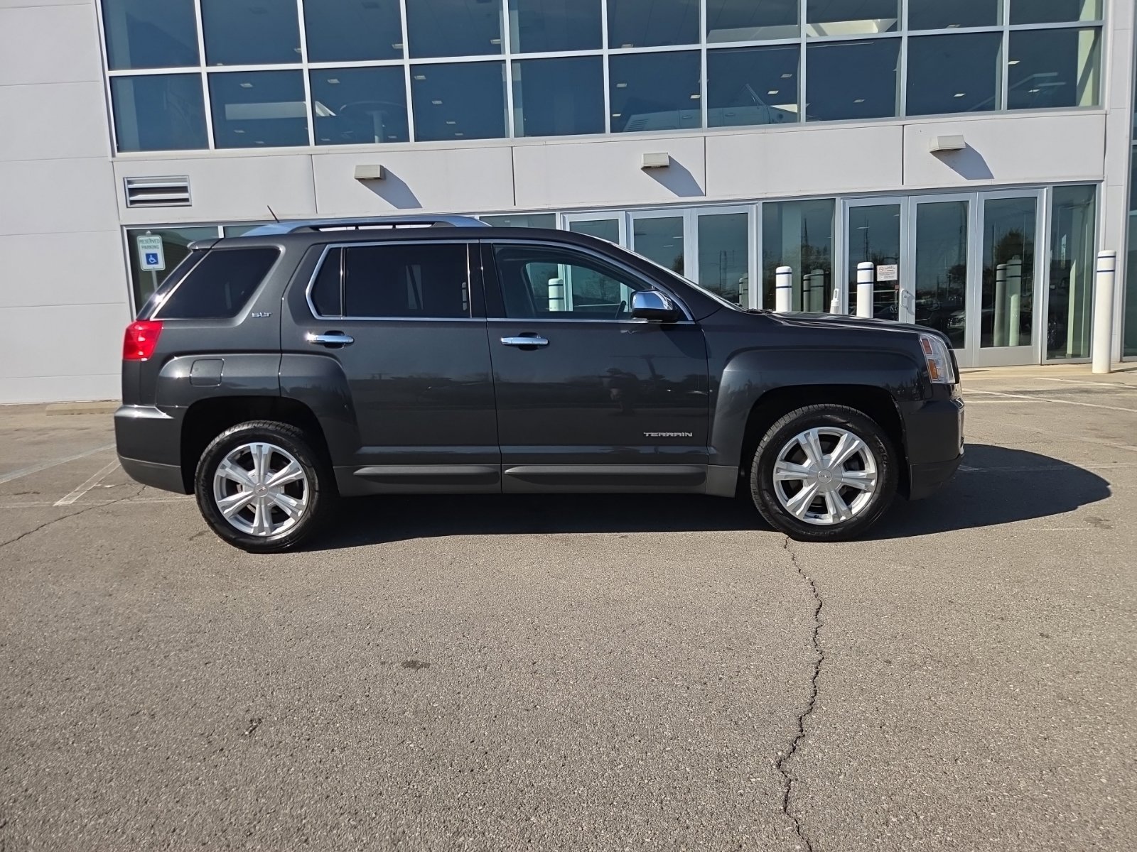 Used 2017 GMC Terrain SLT w/ Memory Package FWD image 2