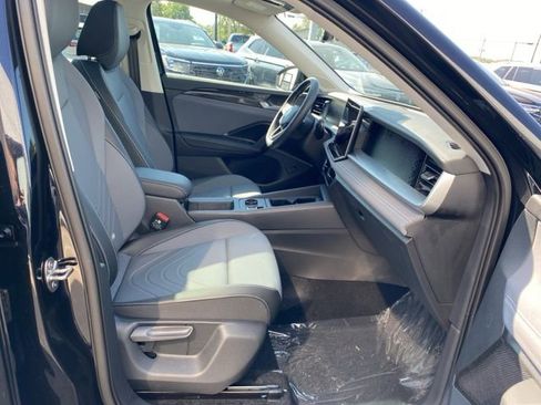 New 2025 Volkswagen Tiguan SE AWD/4WD image 48