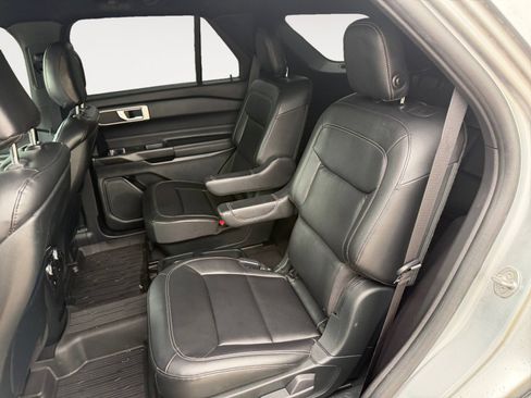 Used 2020 Ford Explorer XLT w/ Equipment Group 202A AWD/4WD image 13
