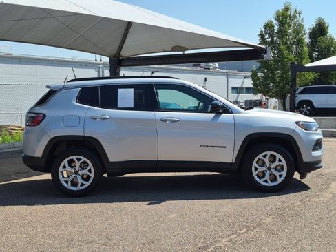 Used 2025 Jeep Compass Latitude AWD/4WD image 4