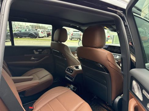 Used 2025 Mercedes-Benz GLS 450 4MATIC image 9