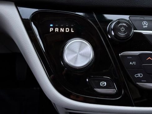 Used 2018 Chrysler Pacifica Touring-L image 42