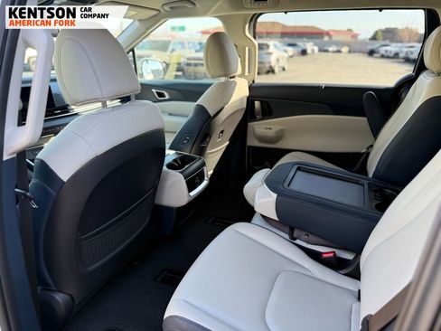 Used 2025 Kia Carnival EX image 40