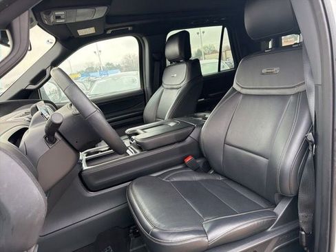 Used 2025 Ford Expedition Platinum w/ Stealth Appearance Package AWD/4WD image 9