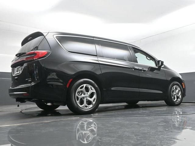 Used 2024 Chrysler Pacifica Limited AWD/4WD image 37