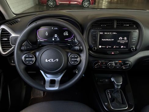Used 2025 Kia Soul LX w/ LX Technology Package FWD image 12