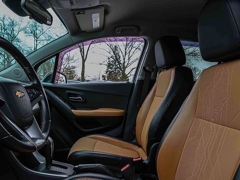 Used 2017 Chevrolet Trax LT w/ LT Convenience Package image 8