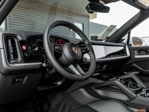 Certified 2025 Porsche Cayenne image 4