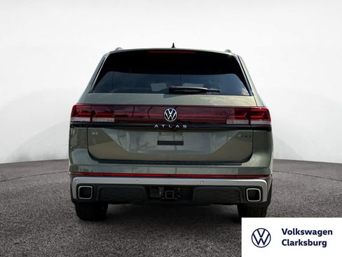New 2025 Volkswagen Atlas Peak Edition SE image 4