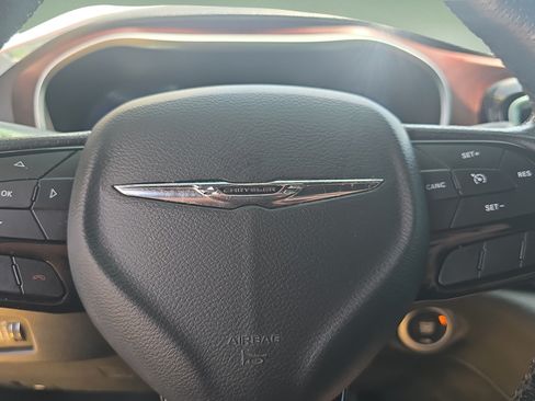 Used 2020 Chrysler Pacifica Limited FWD image 12