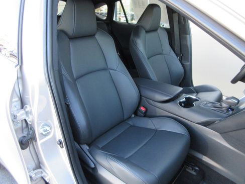 Used 2024 Toyota Venza XLE image 24