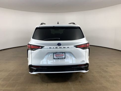 Used 2024 Toyota Sienna Platinum image 9