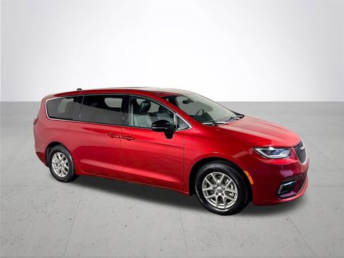 Used 2025 Chrysler Pacifica Select image 4