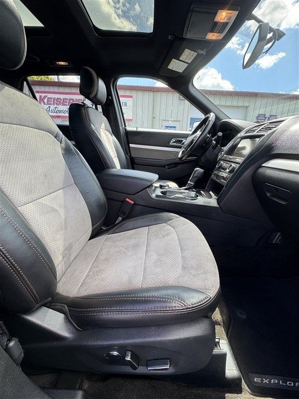 Used 2017 Ford Explorer XLT w/ Equipment Group 202A AWD/4WD image 15
