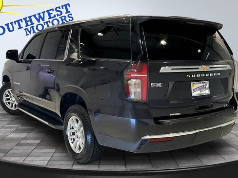 Used 2024 Chevrolet Suburban LT w/ Luxury Package AWD/4WD image 4