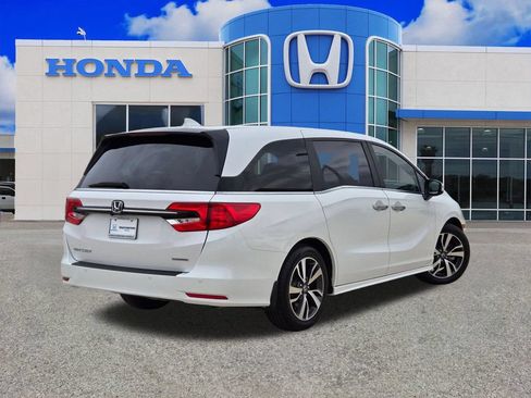 Used 2024 Honda Odyssey Touring image 3