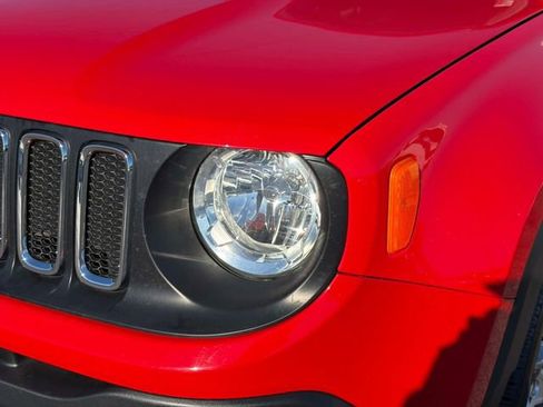 Used 2017 Jeep Renegade Latitude w/ Popular Equipment Group image 9