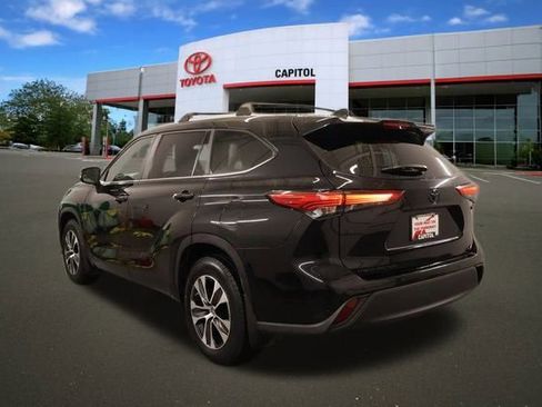 Certified 2023 Toyota Highlander XLE image 7