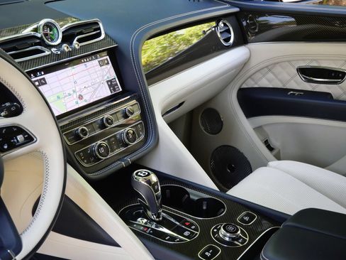 Used 2022 Bentley Bentayga AWD/4WD image 9