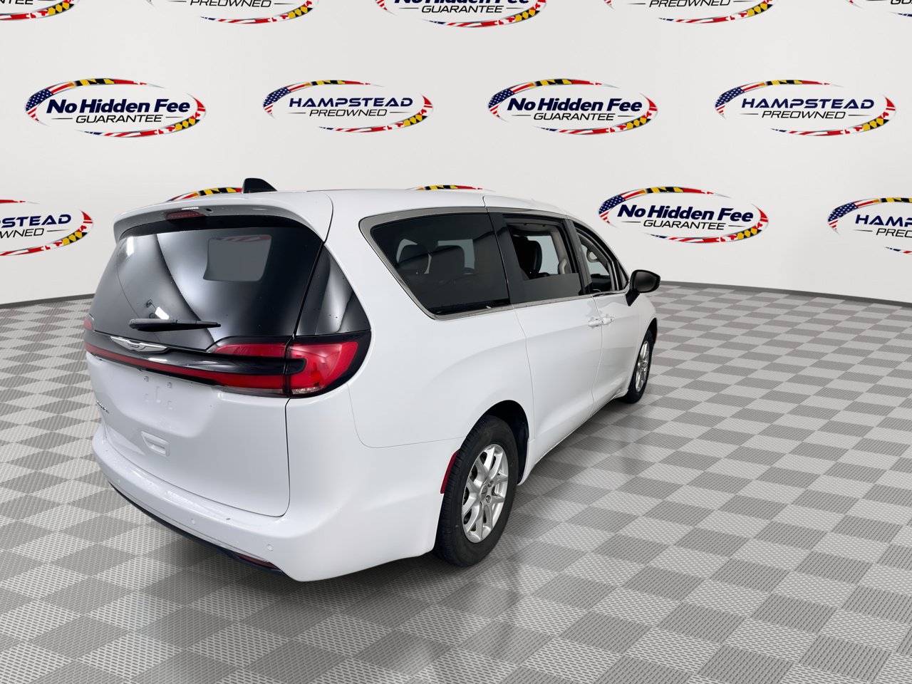 Used 2023 Chrysler Pacifica Touring-L FWD image 9