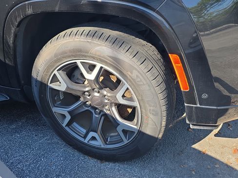 Used 2024 Jeep Wagoneer L Series III w/ Flexible Seating Group image 4