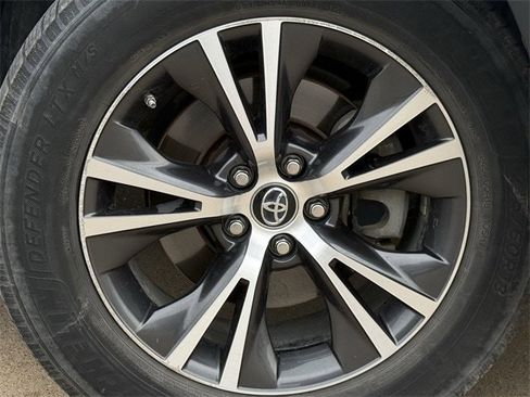 Used 2017 Toyota Highlander LE image 9