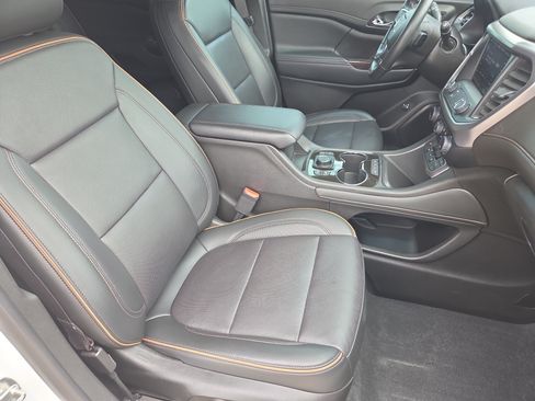 Used 2022 GMC Acadia AT4 w/ Technology Package AWD/4WD image 9