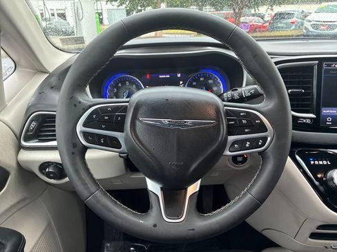 Used 2024 Chrysler Pacifica Touring-L image 15