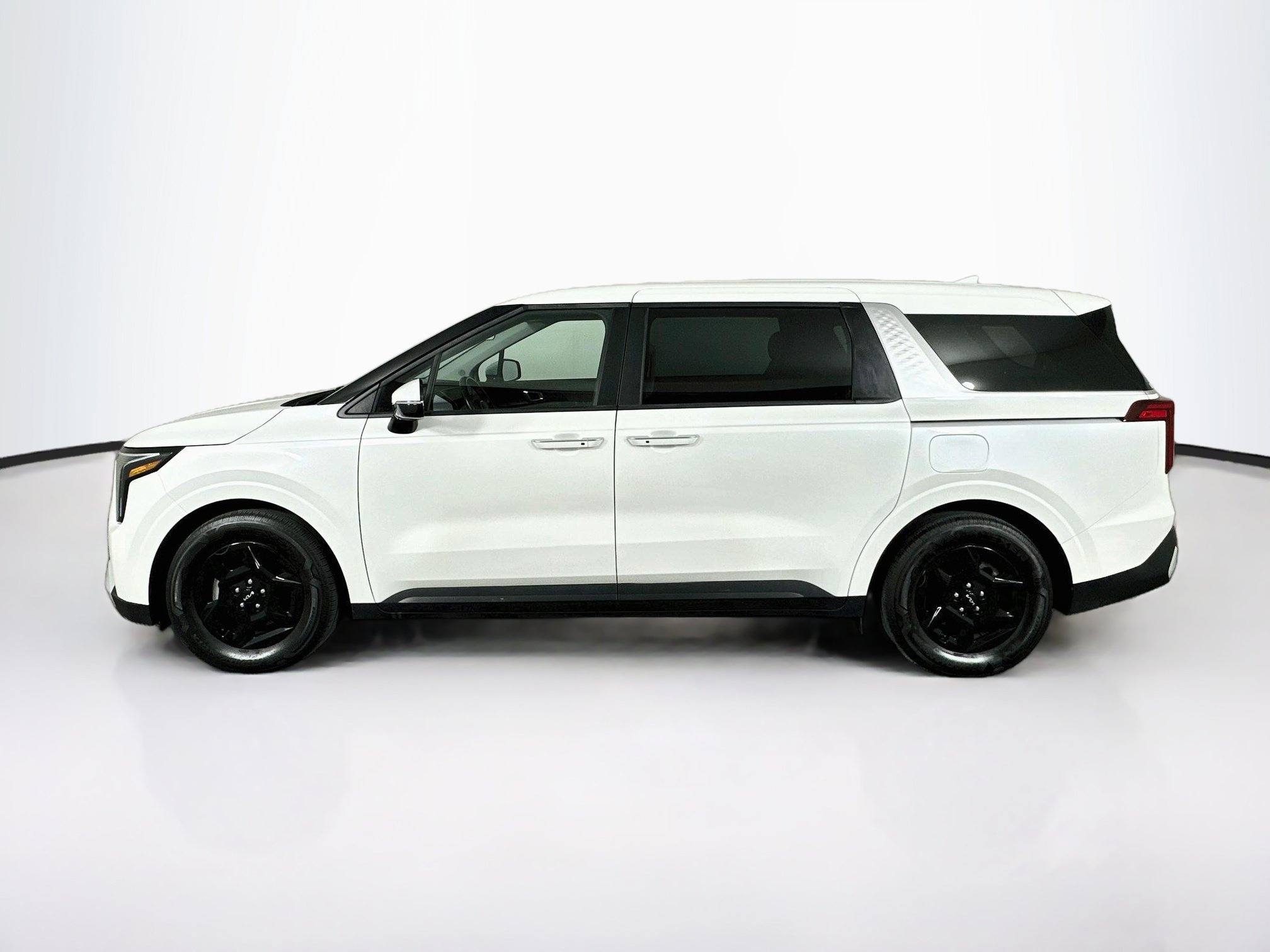 Used 2025 Kia Carnival FWD image 4